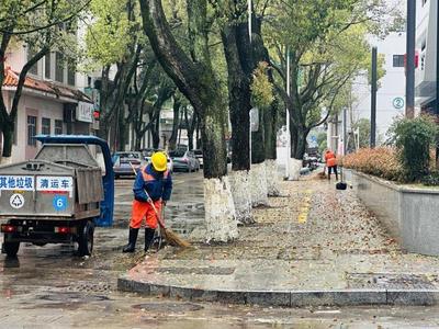 环卫工人清扫忙，点亮道路新颜