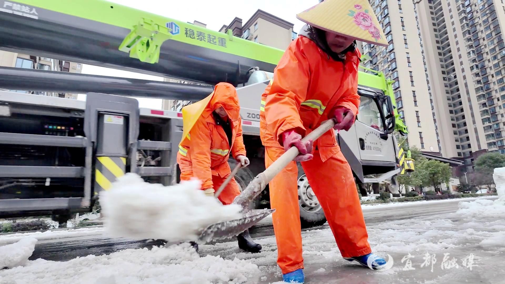 连夜奋战大寒潮 持续保障道路通行安全的关键在于高效道路清扫